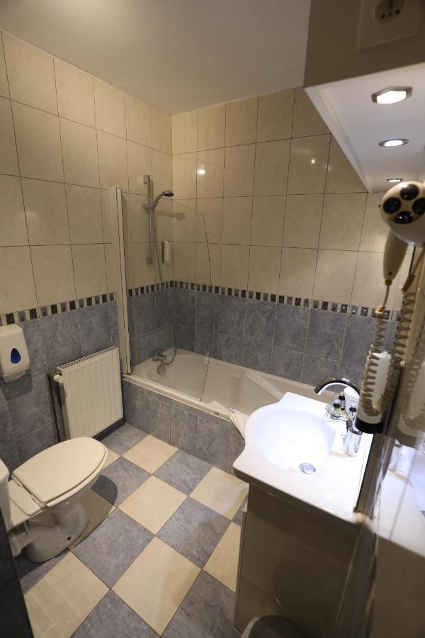 Hotel Logis Le Bourguignon Bèze Esterno foto